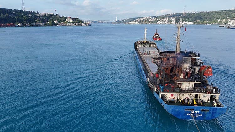 Dron saldırısına uğramıştı: Türk gemisi İstanbul Boğazı'ndan geçti