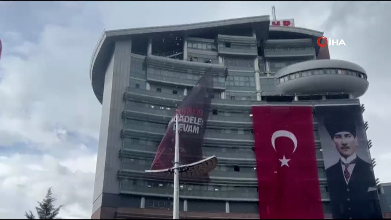 Kılıçdaroğlu destekçileri, Özgür Özel'in parti binasındaki asılı afişini indirdi