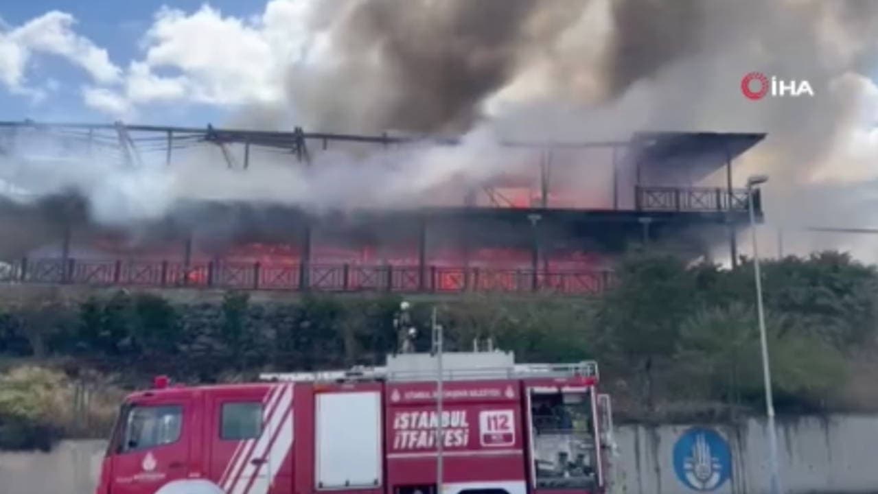 İstanbul Maltepe'de 2 katlı restorada yangın çıktı