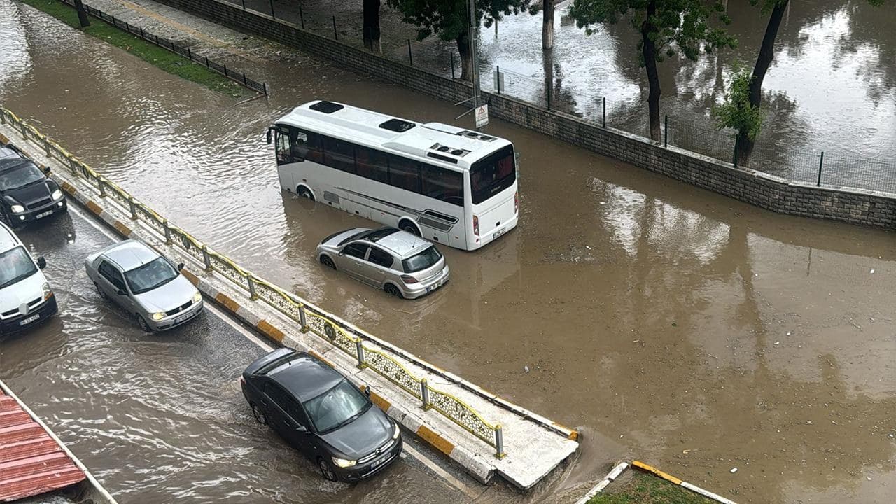 Edirne'de sağanak ve dolu yağışı! Yollar göle döndü: Çok sayıda araç mahsur kaldı