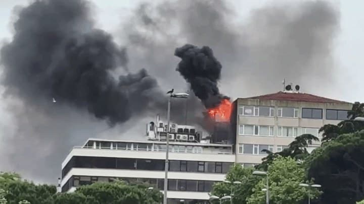 Beyoğlu'nda 5 katlı binanın çatı katında korkutan yangın
