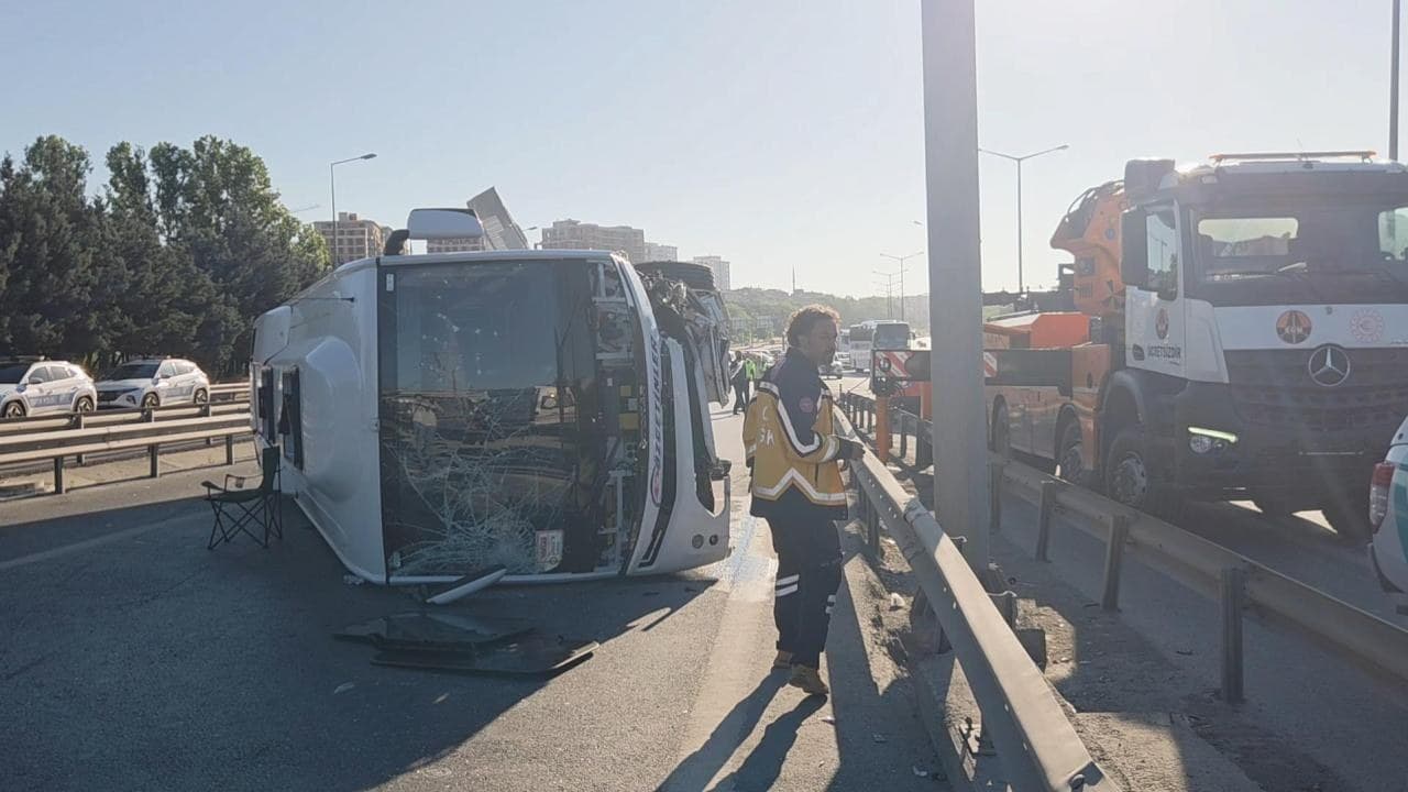 İstanbul'da bariyerlere çarpan midibüs devrildi: 12 yaralı