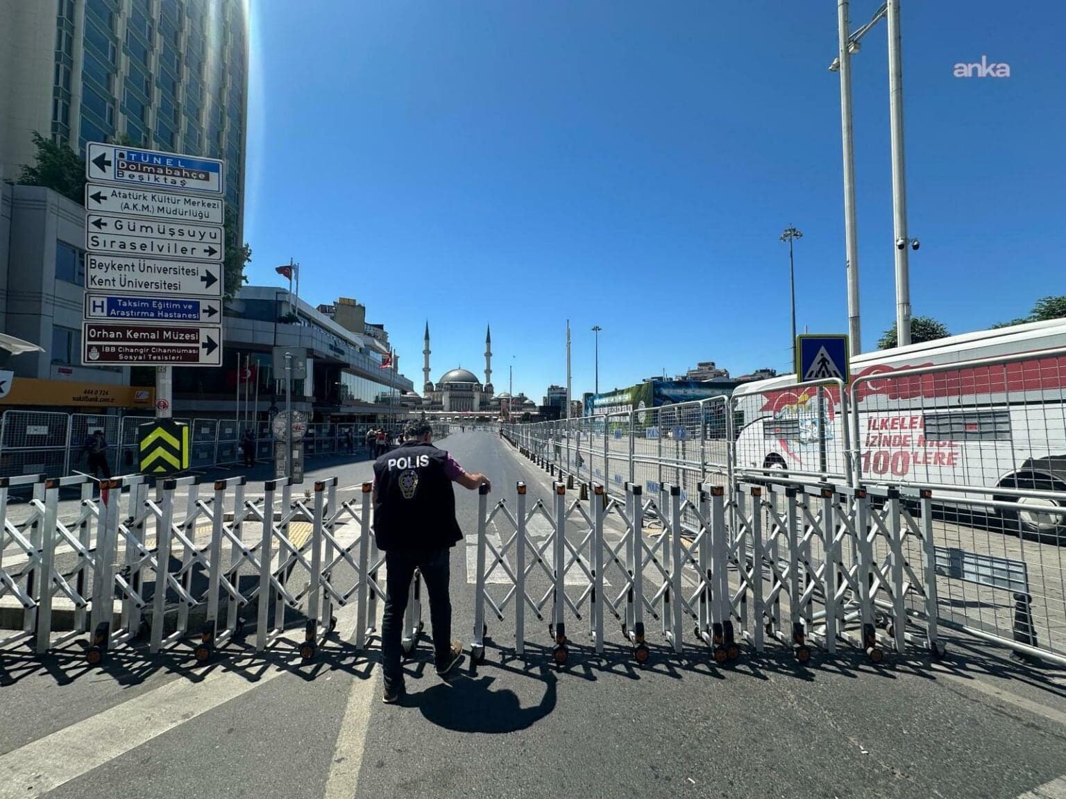 Taksim Metro İstasyonu kapatıldı, Onur Yürüyüşü ablukası başladı
