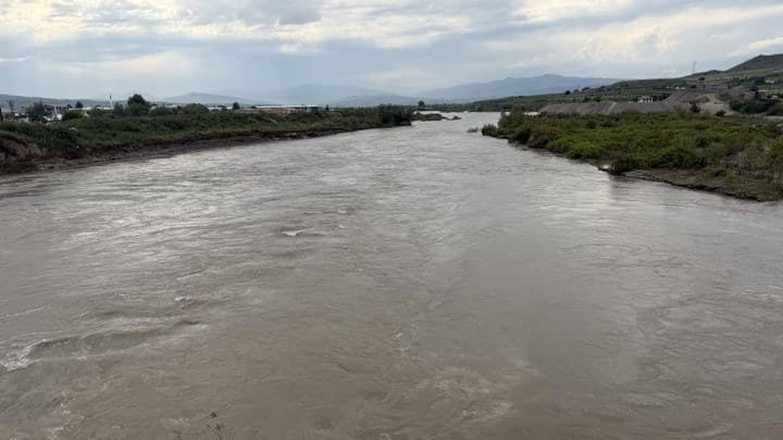 Tokat'ta Kelkit Çayı'nda can pazarı: Akıntıya kapılan 2 arkadaş dalgalı sularda kayboldu!
