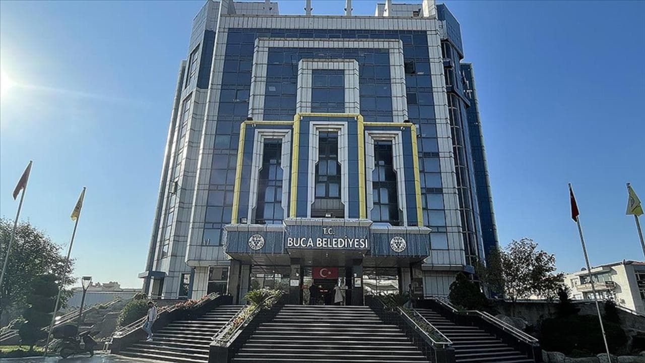 İzmir Buca Belediyesi'ne yolsuzluk operasyonu! Başkan Görkem Duman gözaltına alındı