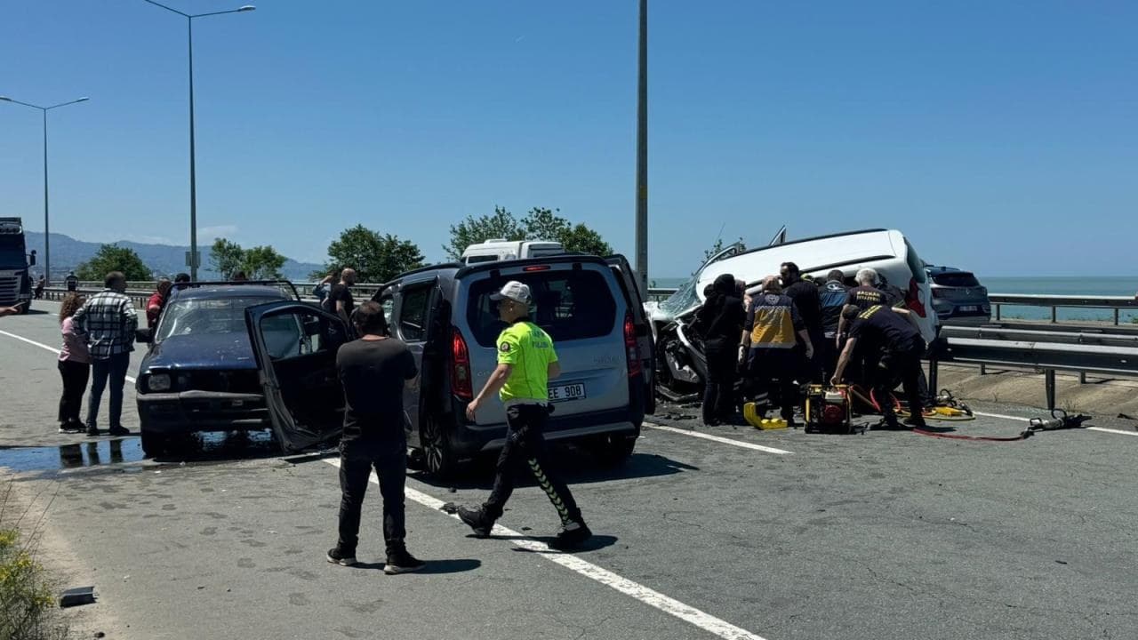 Rize'de feci kaza: Ters yöne giren otomobil, karşı yönden gelen araçla çarpıştı: 2 can kaybı, 3 yaralı