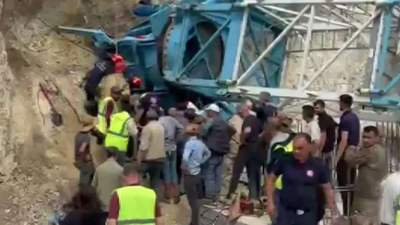 Arnavutköy'de kule vinç devrildi: 2 işçi ağır yaralandı
