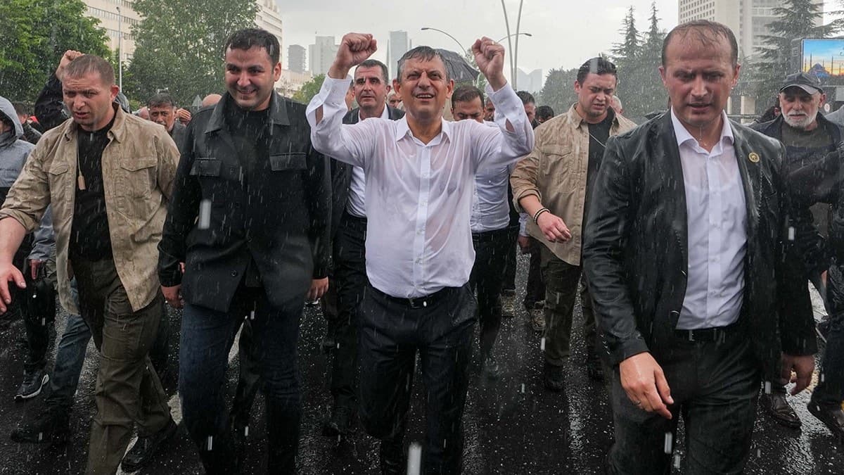 CHP MYK toplantısı sona erdi… CHP Sözcüsü Zeynel Emre açıkladı: Olağanüstü kurultay için düğmeye basılıyor!