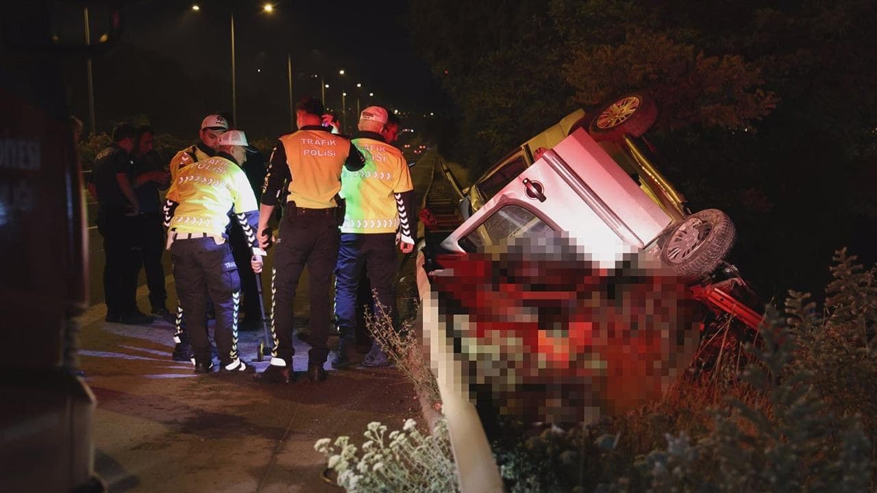 İzmir'de feci kaza! Su kanalına girip takla atan hafif ticari araç şarampole devrildi