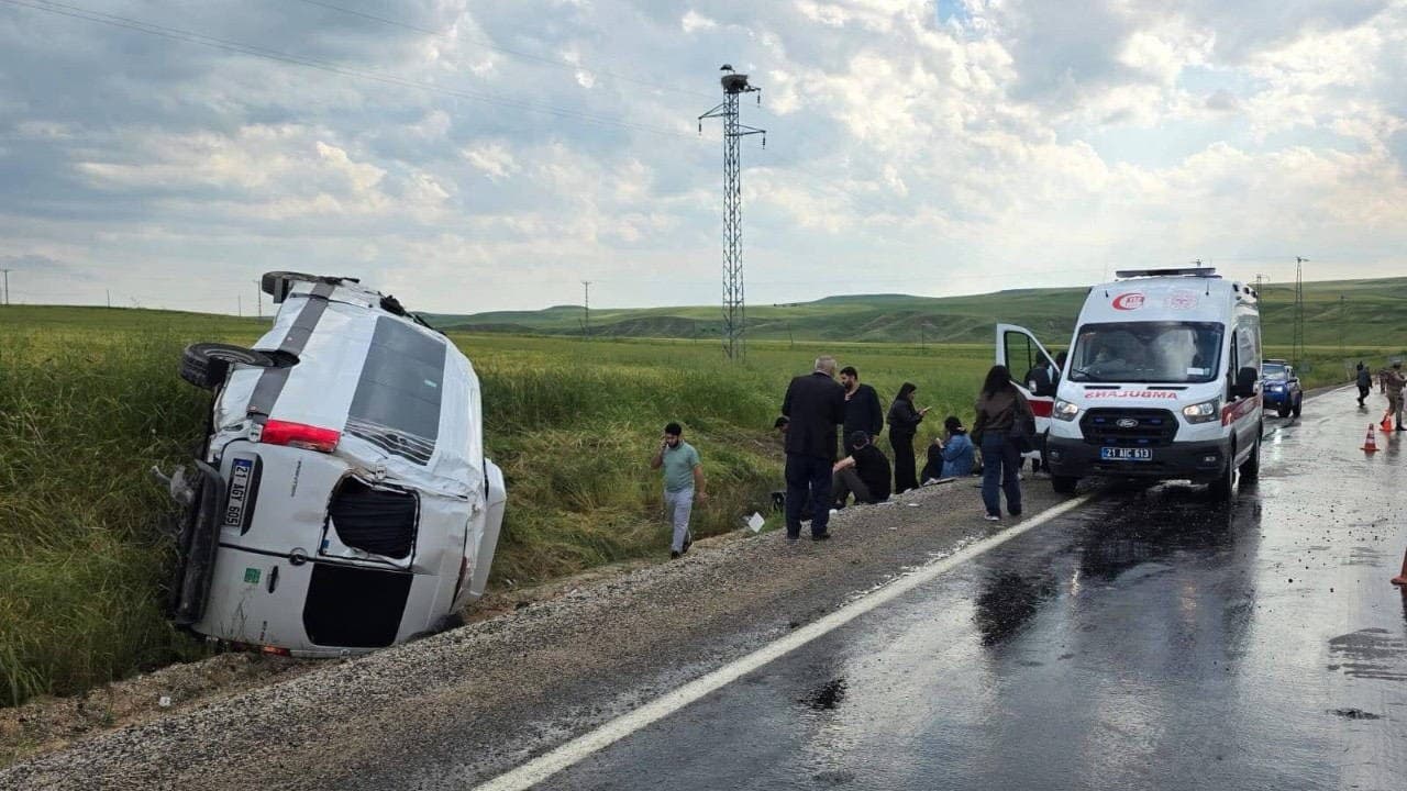 Diyarbakır-Silvan kara yolunda minibüs devrildi: Yaralılar var