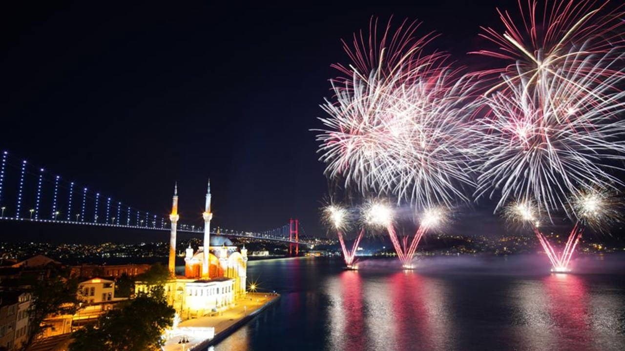 İstanbul Valiliğince havai fişek ve meşale kullanımı 16 Temmuz-28 Ekim arasında yasaklandı