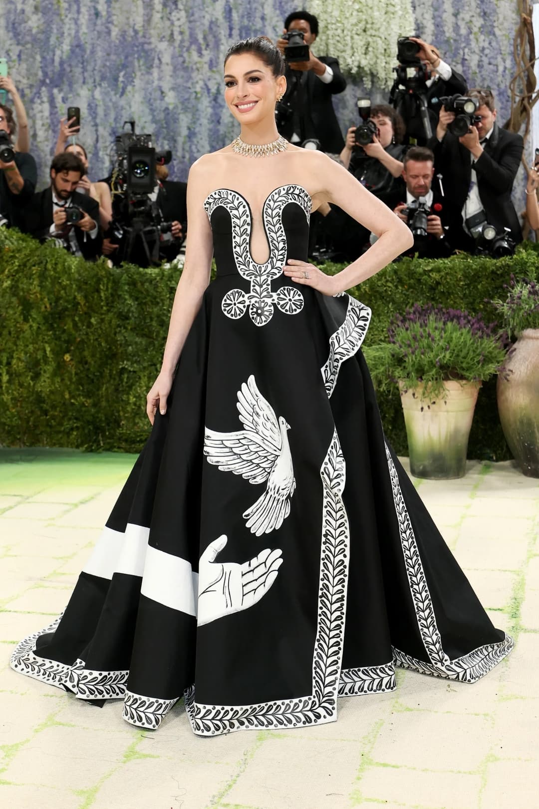 Anne Hathaway, Tom Holland'ın oyunculuğunu övdü