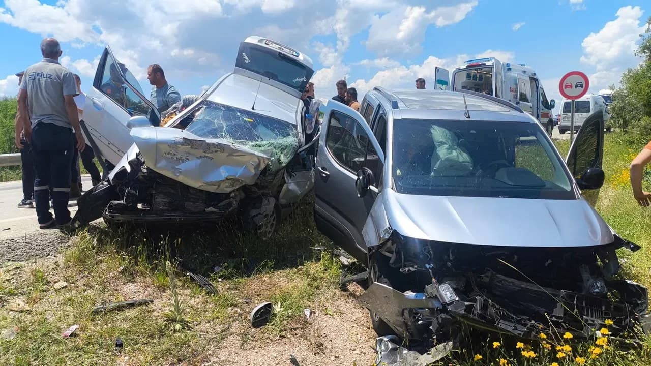 Isparta'da 2 otomobil çarpıştı: 1 ölü, çok sayıda yaralı