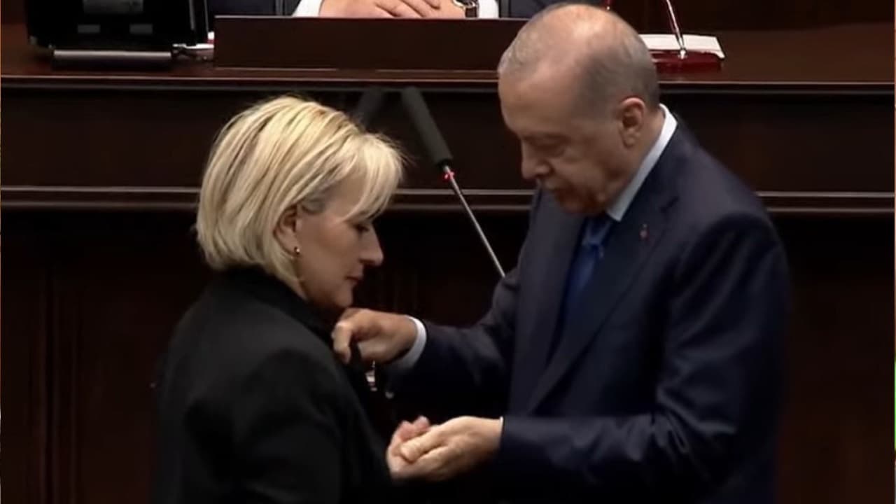 Nimet Özdemir CHP'den istifa edip AK Parti'ye katıldı