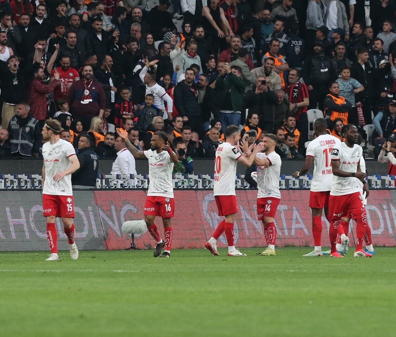 Esenler Erokspor'u 2 golle devirdi: Süper Lig'e yükselen son takım Çorum FK