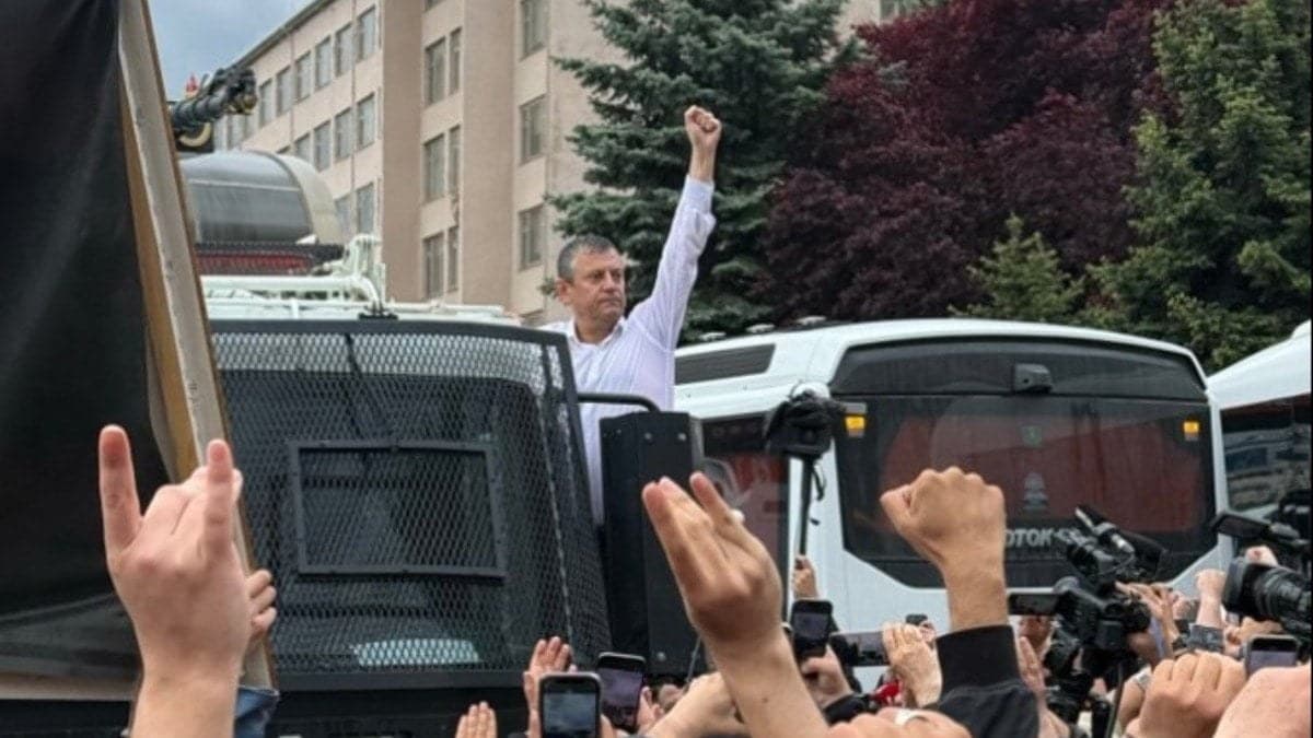 Özgür Özel'den Kılıçdaroğlu'na mesaj: Koy masaya gelince okusun… Kendisine ulaştırılan tebligatı böyle yırttı