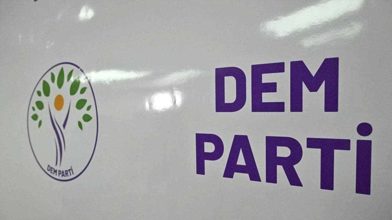 Özgür Özel TBMM önünde konuştu: 'Sarayın seçtiği yönetiyorsa CHP kapatılmıştır'