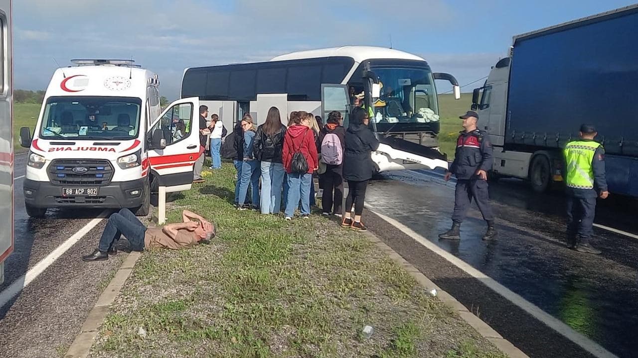Yağmurda kaygan yolda tur otobüsü savruldu: 16 yaralı