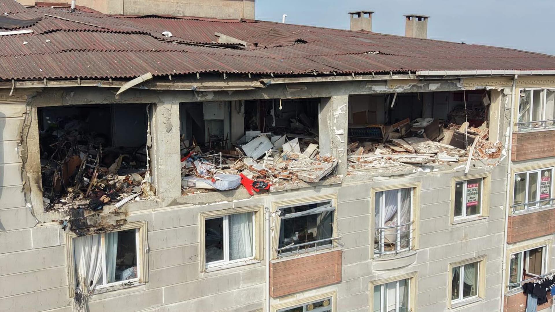2 kişinin hayatını kaybettiği apartman dairesindeki patlamanın görüntüsü ortaya çıktı! Olay anını anlattı: 'İnsanlar şoke oldu'