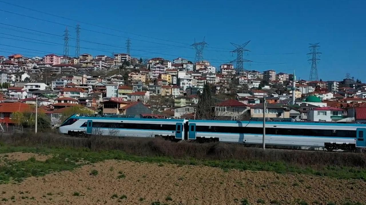 Milli elektrikli hızlı tren saatte 240 kilometre hıza ulaşarak rekorunu yeniledi