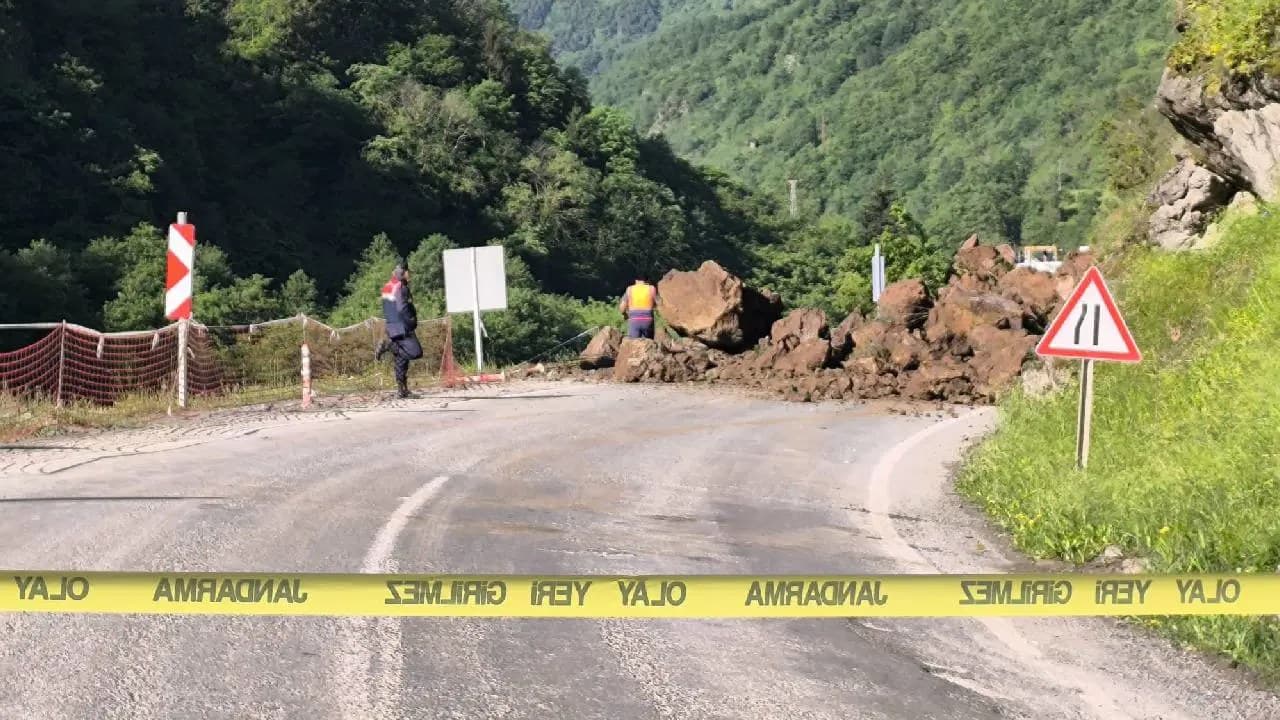 Trabzon-Bayburt kara yolunda heyelan… Ulaşıma kapandı