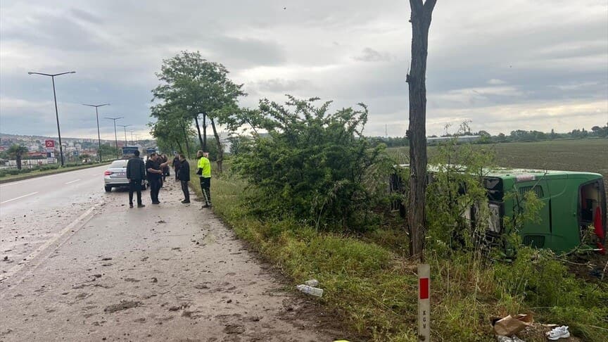 Çanakkale'de tur otobüsü devrildi, 46 kişi yaralandı