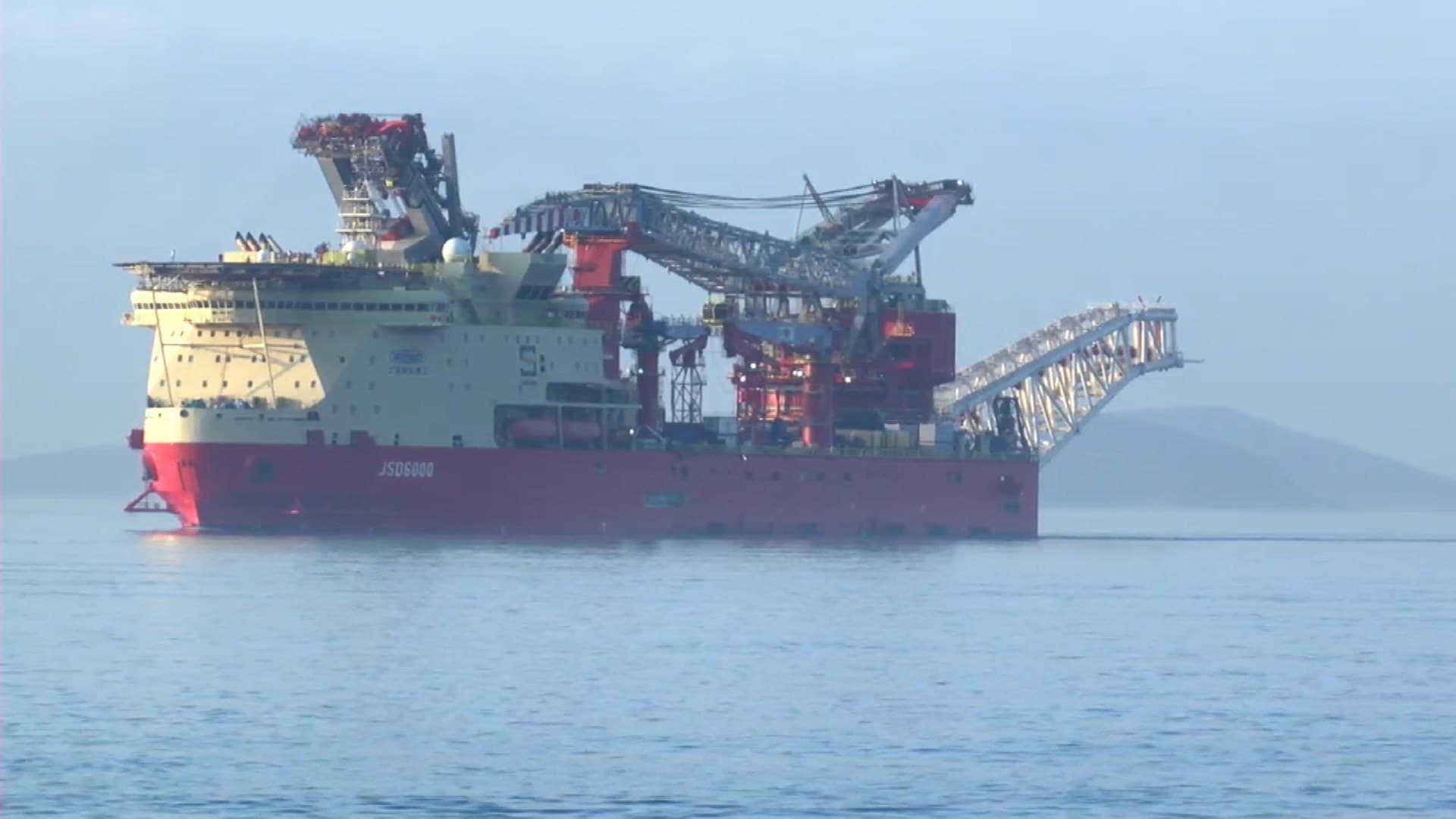 Doğal gaz boru hattı döşeme platformu İstanbul Boğazı'ndan geçiş yaptı