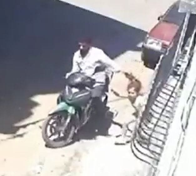 Bu nasıl baba! 7 yaşındaki kızına defalarca tokat atıp, saçından sürükledi: O anlar kamerada