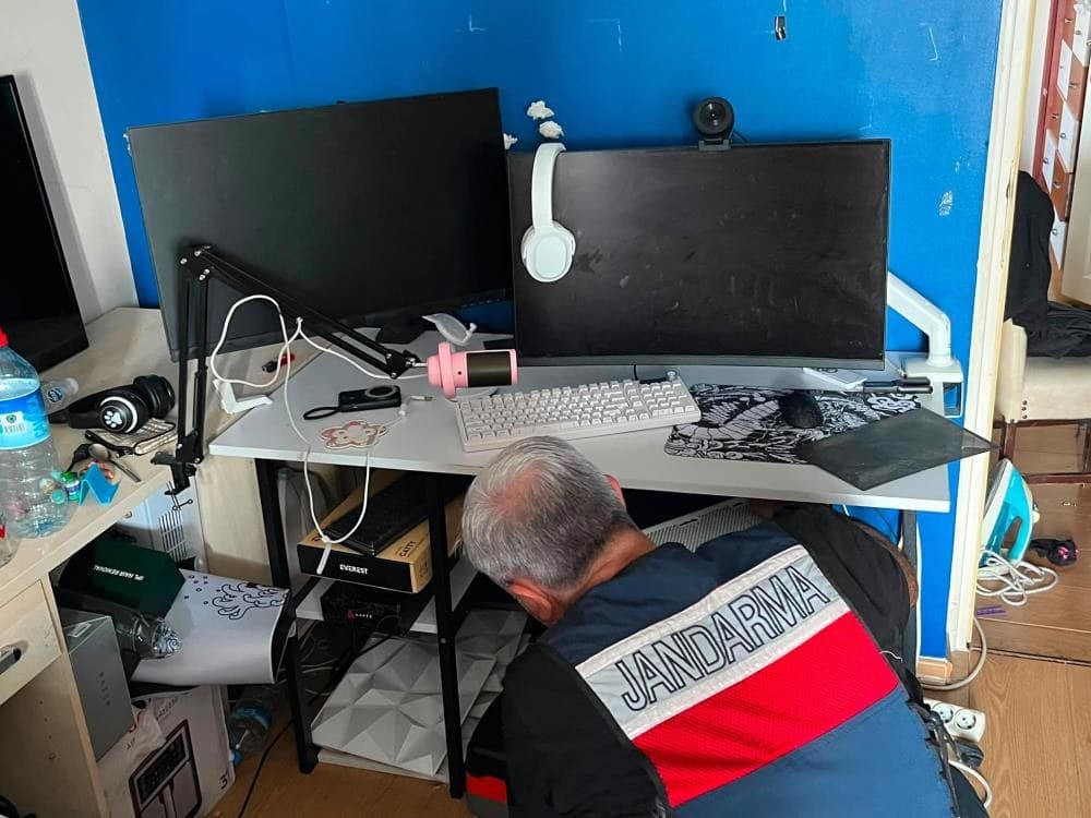 MİT kredi kartı şebekesini çökertti! 3 şüpheli gözaltına alındı: Dolandırıcıların yöntemleri tespit edildi