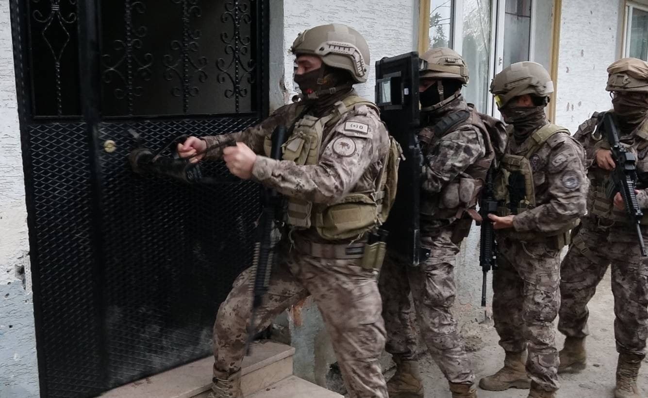 Nüfus müdürlüklerinde görevli memurlarla iş birliği yapıyorlardı: 31 şüpheli için gözaltı kararı