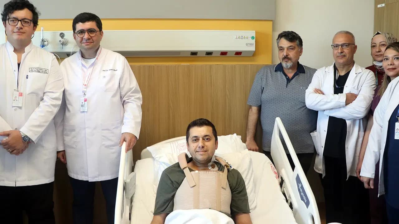 Aortu yırtılan hasta, yapay damarla hayata tutundu
