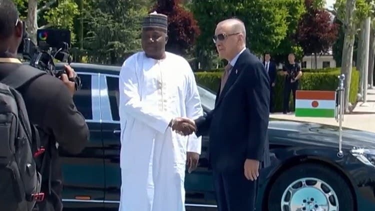 Nijer Cumhurbaşkanı Tchiani Ankara'da. Cumhurbaşkanı Erdoğan resmi törenle karşıladı