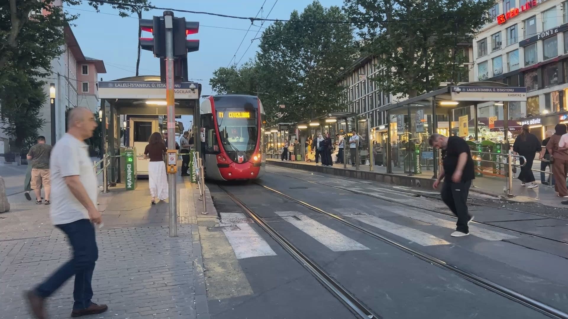 Fatih'te korkunç olay… Çocuk rayların altına düştü: Tramvayın altında kalarak öldü
