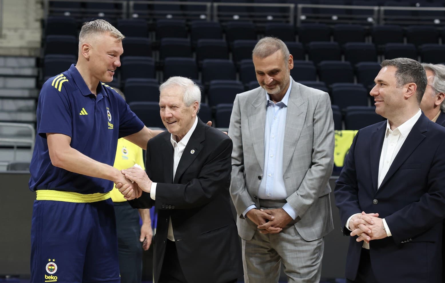 Aziz Yıldırım'dan derbi öncesi basketbol takımına ziyaret