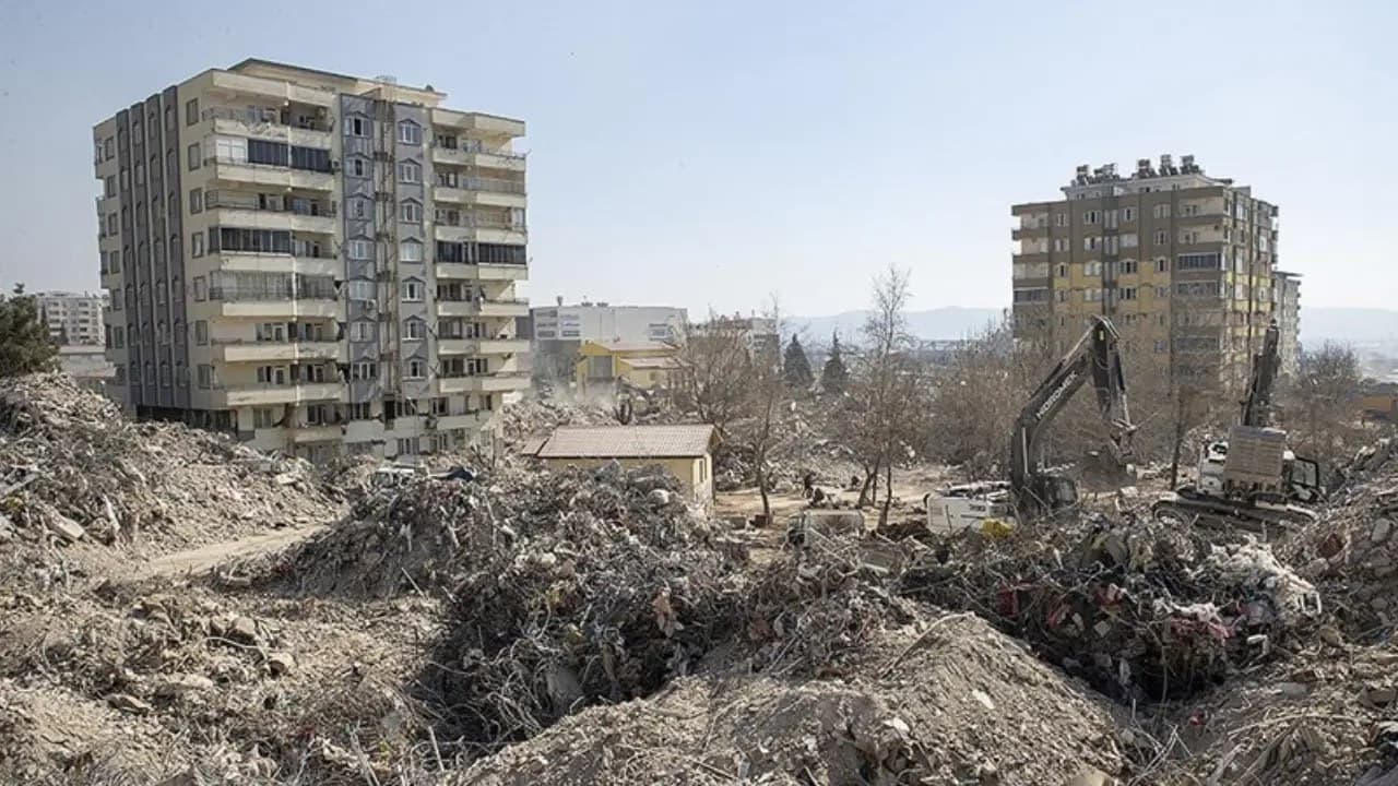 Depremde 123 kişiye mezar olan Ebrar Sitesi davasında 2'si kamu görevlisi 3 kişiye hapis cezası