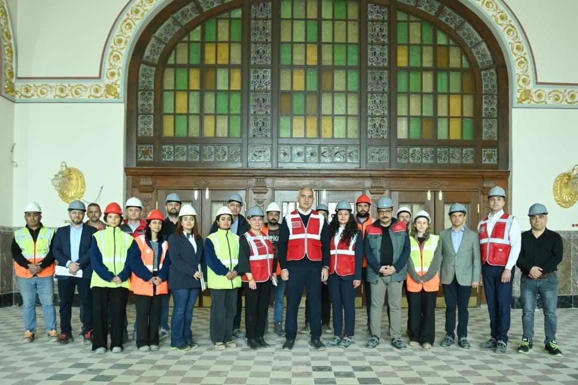 Bakan Ersoy Haydarpaşa'da ilk kez anlattı: 130 yıllık Haydarpaşa Garı tarihinde ilk kez kapsamlı restorasyonla geleceğe hazırlanıyor