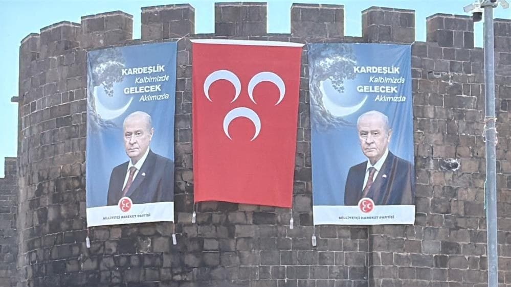 Diyarbakır'da tarihi Dağkapı Burcu'na Devlet Bahçeli posteri ve MHP bayrağı asıldı