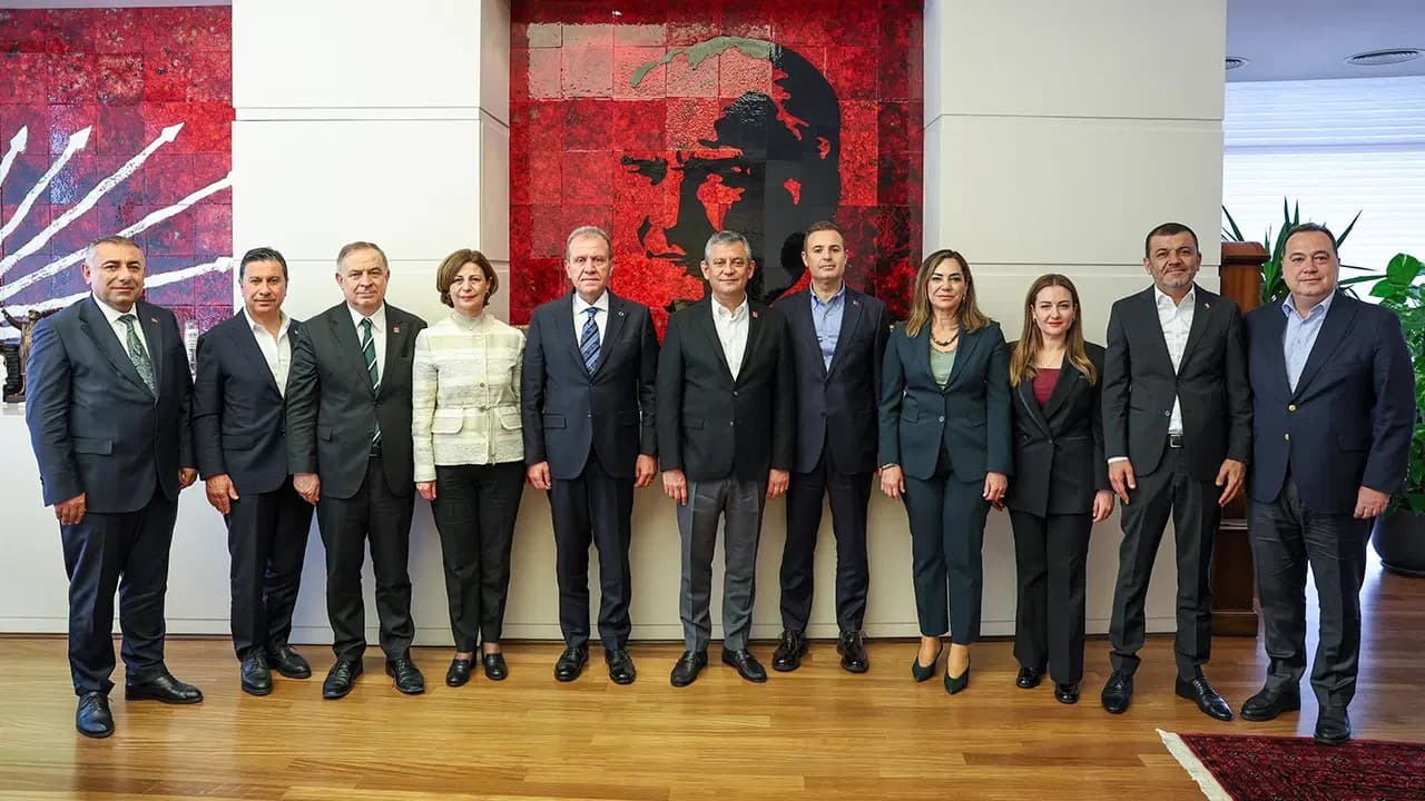 Ankara'da 'mutlak butlan' mesaisi: Özgür Özel, CHP'li Büyükşehir Belediye Başkanlarıyla bir araya geldi