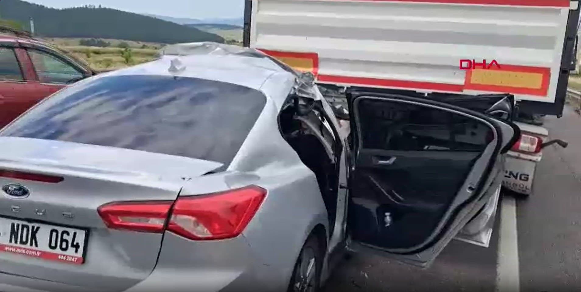 Şanlıurfa'da TIR ile kamyon kafa kafaya çarpıştı: 1 ölü, 1 yaralı