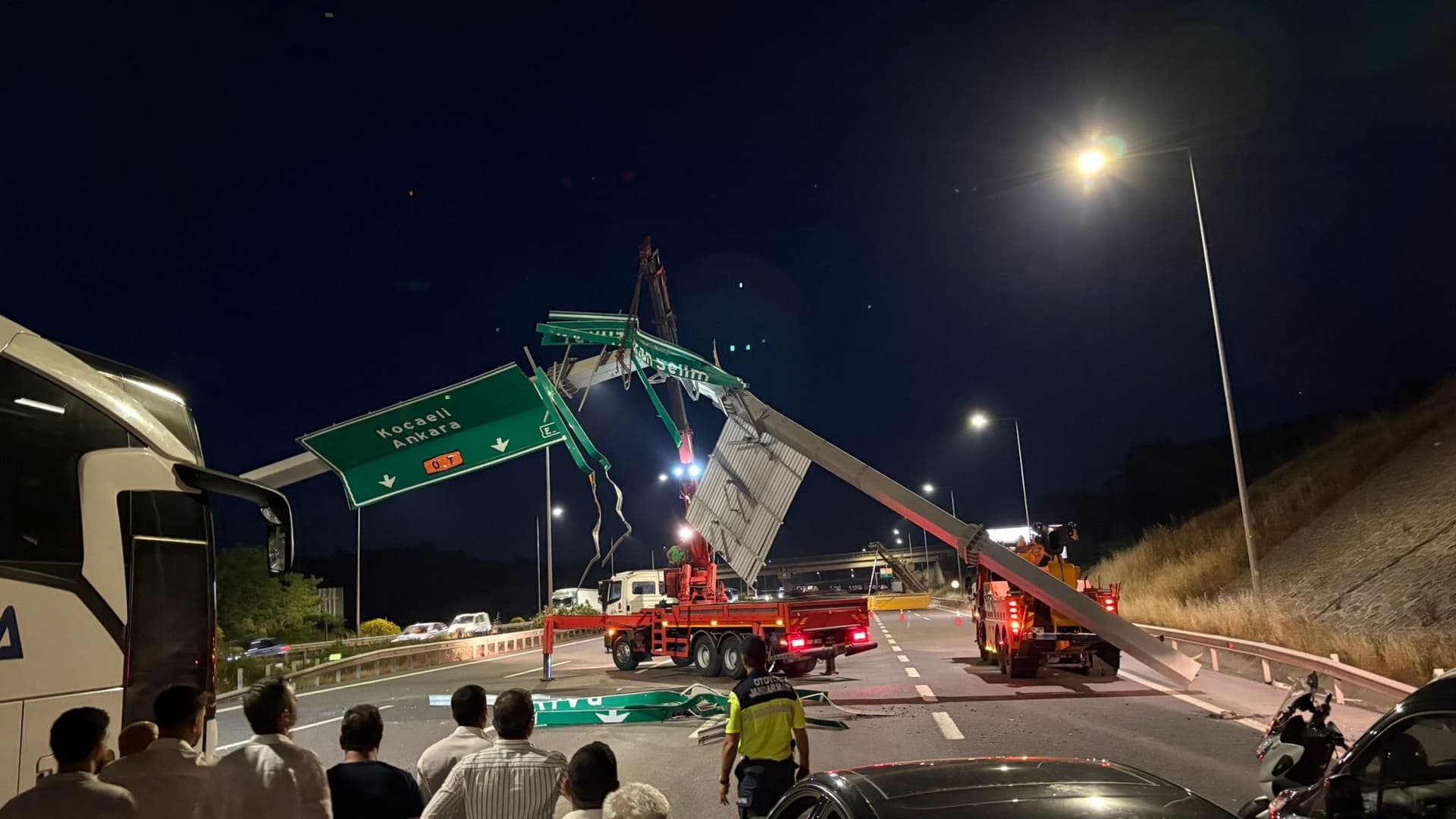 Kontrolden çıkan hafriyat kamyonu yönlendirme tabelasını devirdi; yol trafiğe kapatıldı