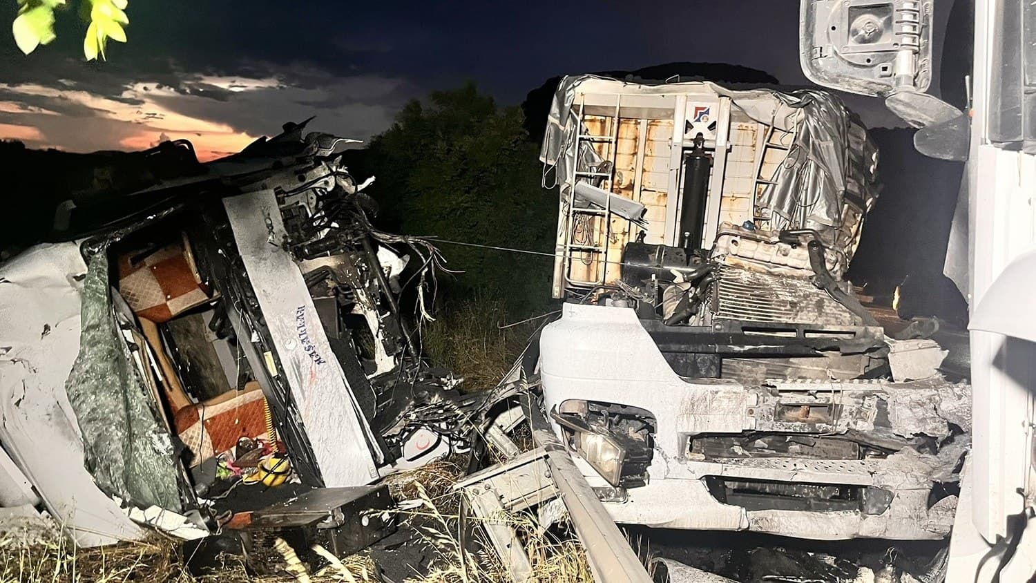 Manisa'da feci kaza… 2 TIR çarpıştı: 2 sürücü yaralandı