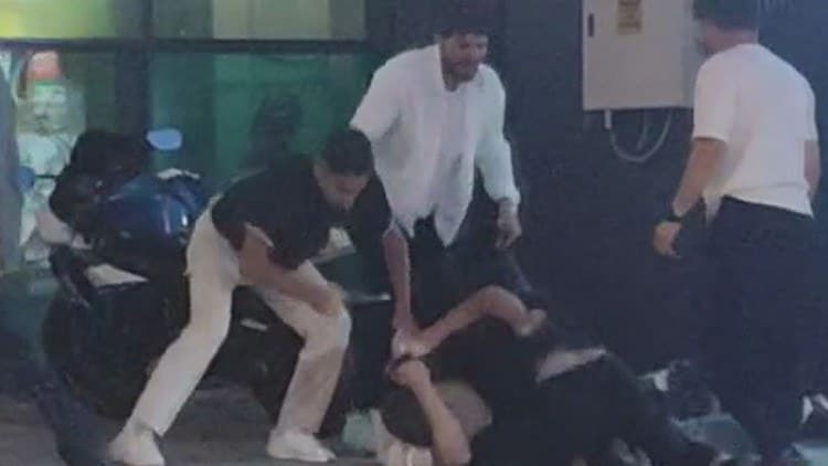 İstanbul'da gençlerin kavgası kamerada! Yere yatırıp demirle darbettiler
