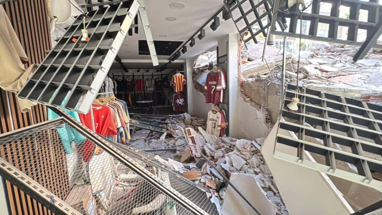 Yıkım sırasında 5 katlı apartman çöktü, yan binalar boşaltıldı