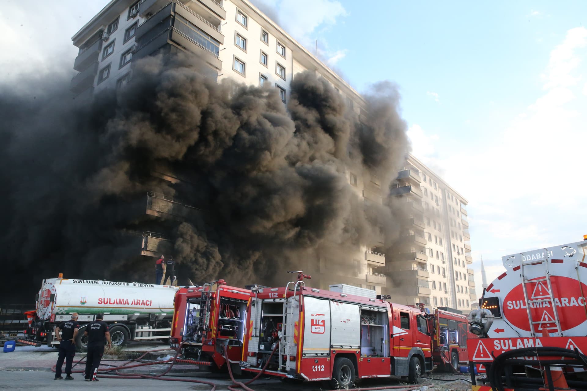 Depoda çıkan yangın 10 katlı apartmanı sardı