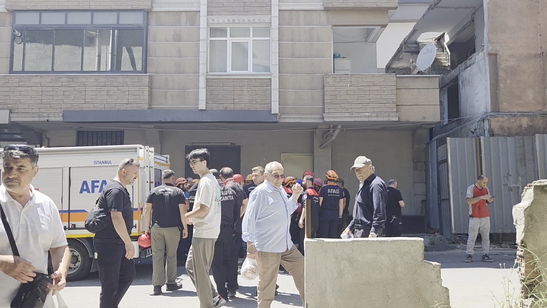 Küçükçekmece'de yıkımı yapılan binada çökme: Yaralılar var