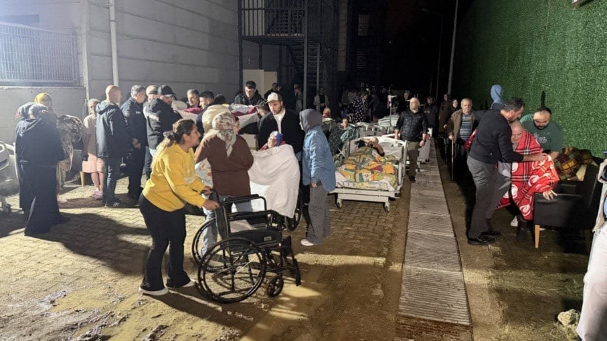 Düzce'de huzurevinde yangın! Yatalak vatandaşlar yatakları ile birlikte binadan çıkarıldı