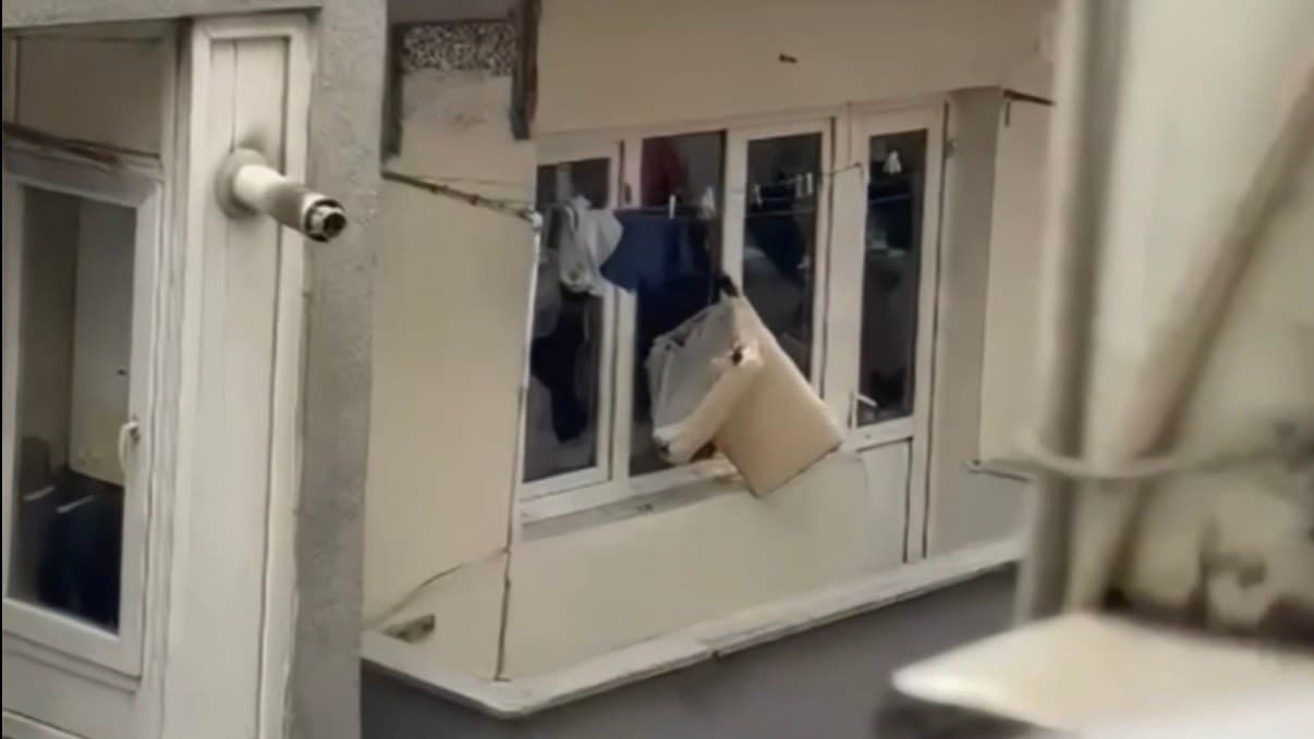 Kağıthane'de panik anları: Sinir krizi geçirdi, evin camlarını kırıp eşyaları sokağa attı