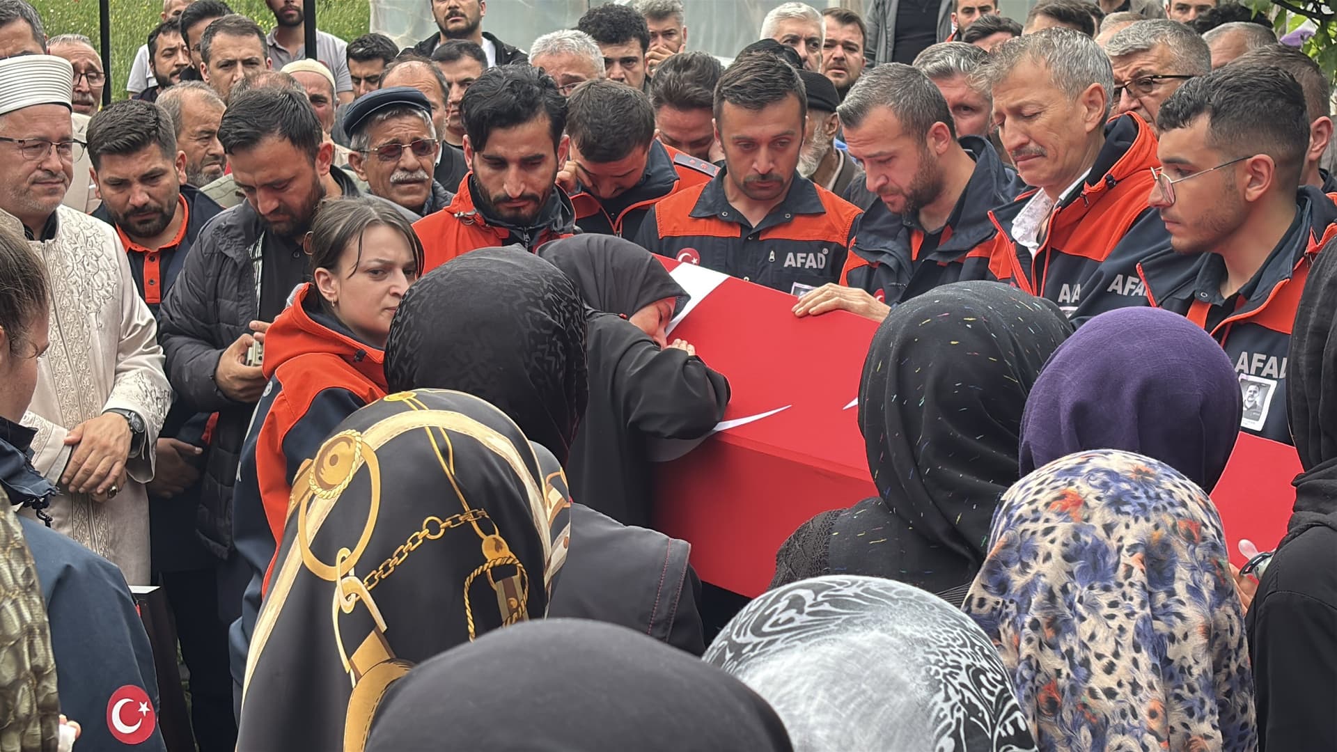 AFAD personeline acı veda! Gözyaşları sel oldu: Eşi tabutuna son kez sarıldı, cenaze namazını acılı baba kıldırdı