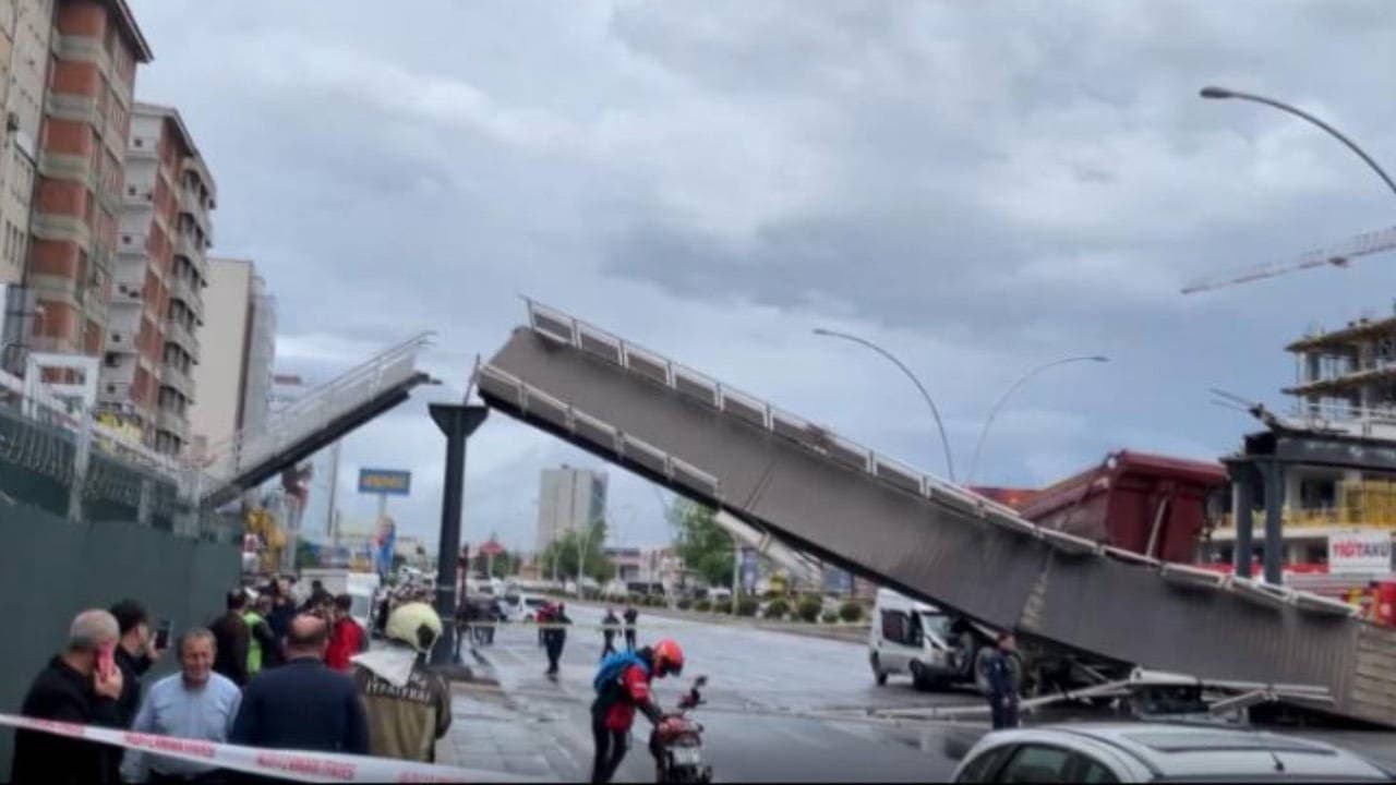 Ankara'da feci kaza! Kasası açık kamyon üst geçidi yıktı: 3 yaralı
