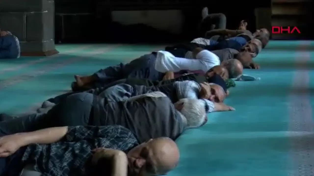 Diyarbakır'da 40 derece sıcaktan bunalanlar camilerde uyudu
